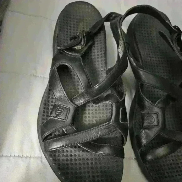 Merrell Black strappy sandals. Size 7. - Picture 2 of 12